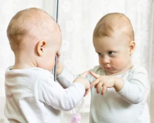 baby_in_mirror